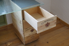 Schreibtisch aus alten Weinkisten